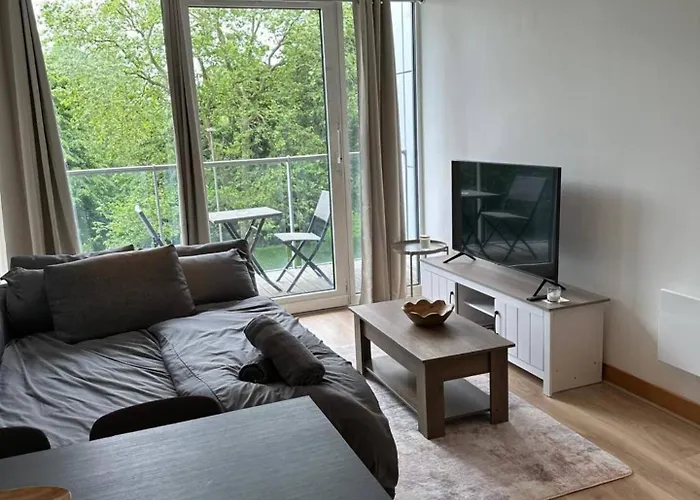 Modern Chelsea Bridge Apartment - Battersea Park View